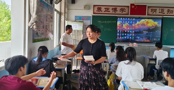 民盟津市市委会开展“农村教育烛光行动”