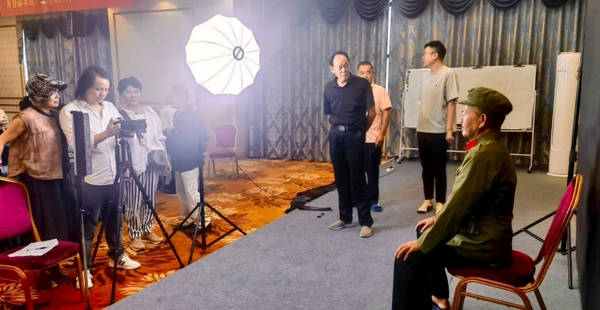 民盟常德市机关一总支部开展“致敬老兵”活动