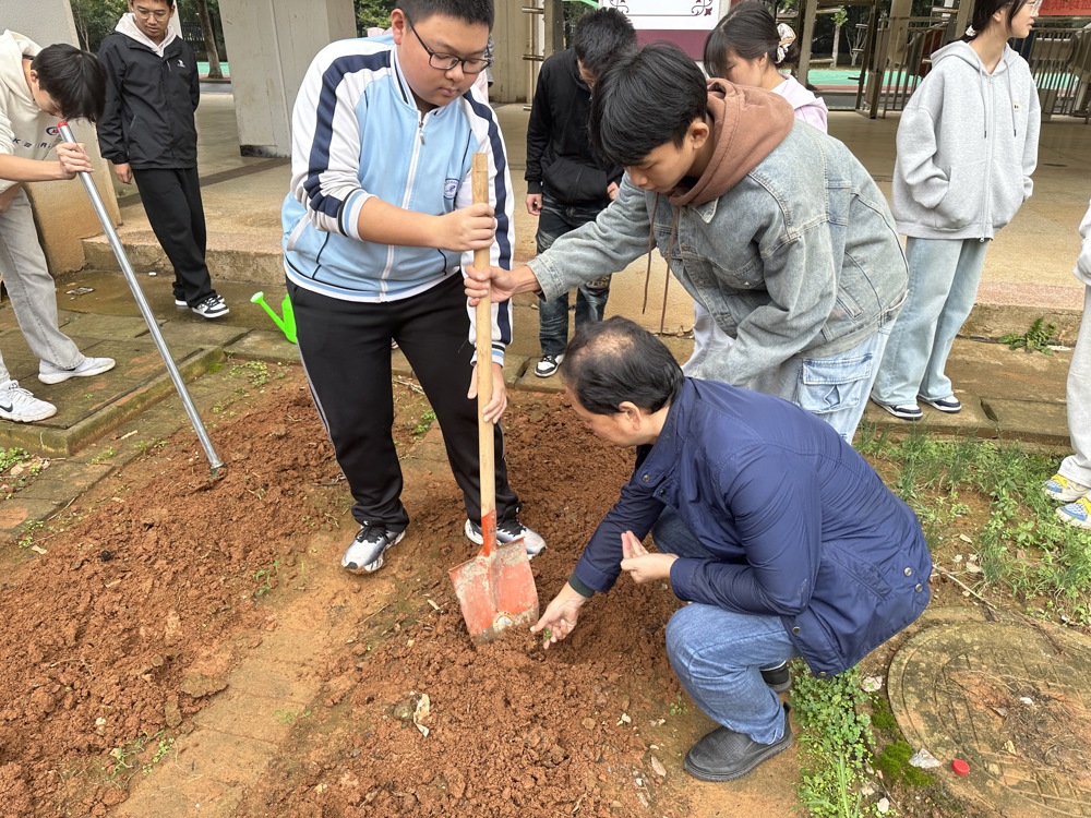 1104党盟同心耕校园 劳动教育助成长——民盟常德市六中支部开展“党盟同心·德润六中”主题活动3