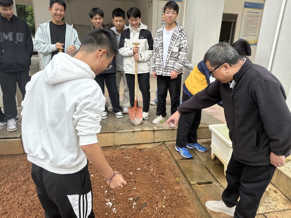 1104党盟同心耕校园 劳动教育助成长——民盟常德市六中支部开展“党盟同心·德润六中”主题活动4