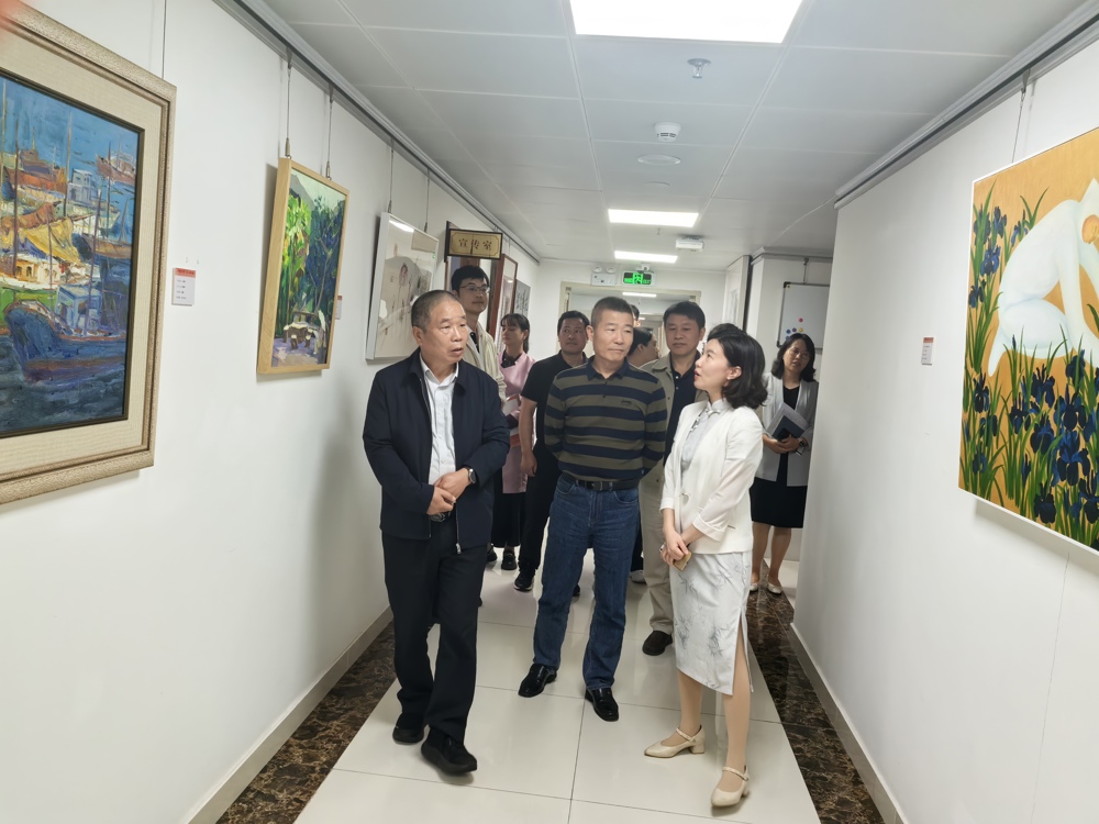 参观民盟深圳市委会机关文化走廊——深盟艺苑
