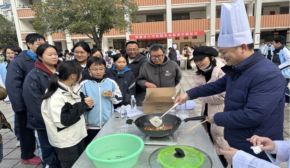 1118党盟同心践初心 劳动育人显担当——民盟常德市六中支部开展厨艺展示共建活动2