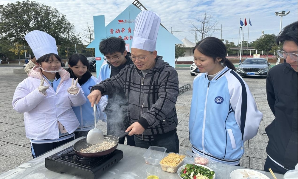 1118党盟同心践初心 劳动育人显担当——民盟常德市六中支部开展厨艺展示共建活动3