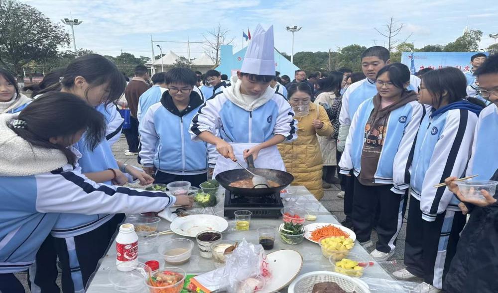 1118党盟同心践初心 劳动育人显担当——民盟常德市六中支部开展厨艺展示共建活动4
