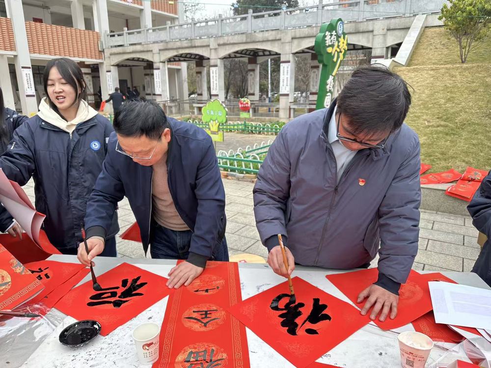 1231党盟同心书春意 德润六中贺新岁——民盟常德市六中支部开展写春联送祝福活动3