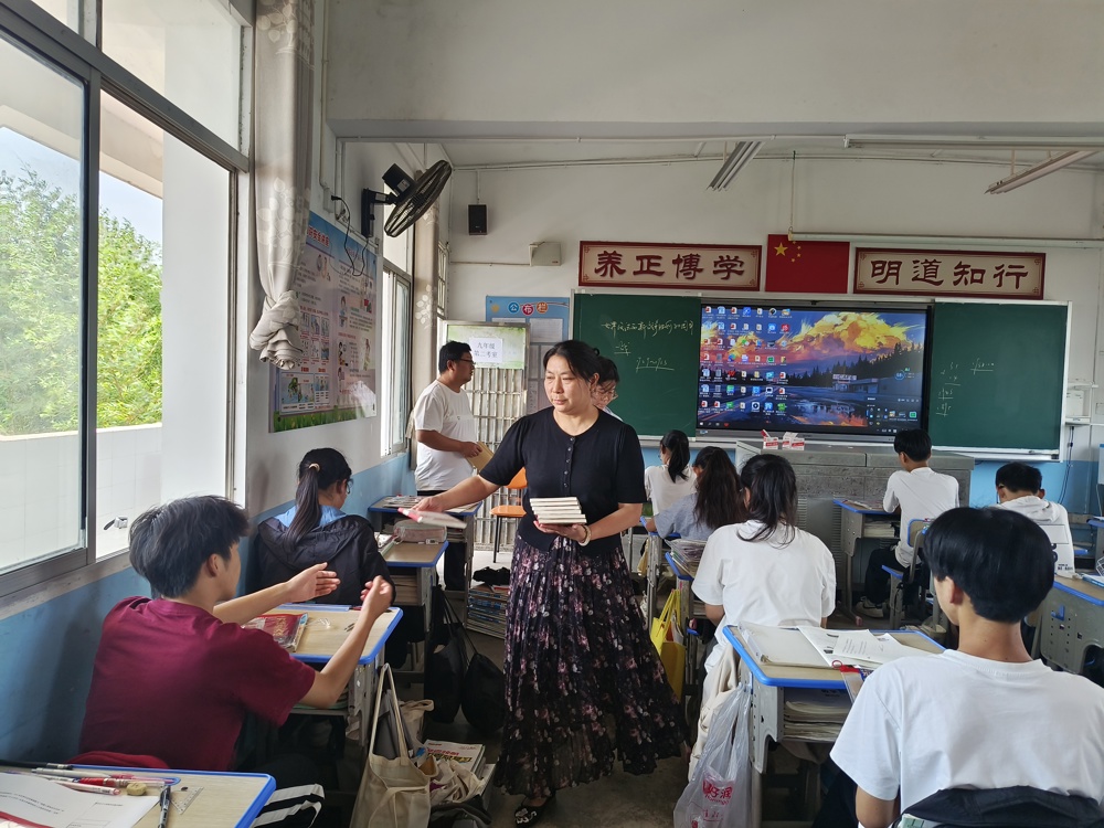 0523民盟津市市委会开展“农村教育烛光行动”周欢分发读本