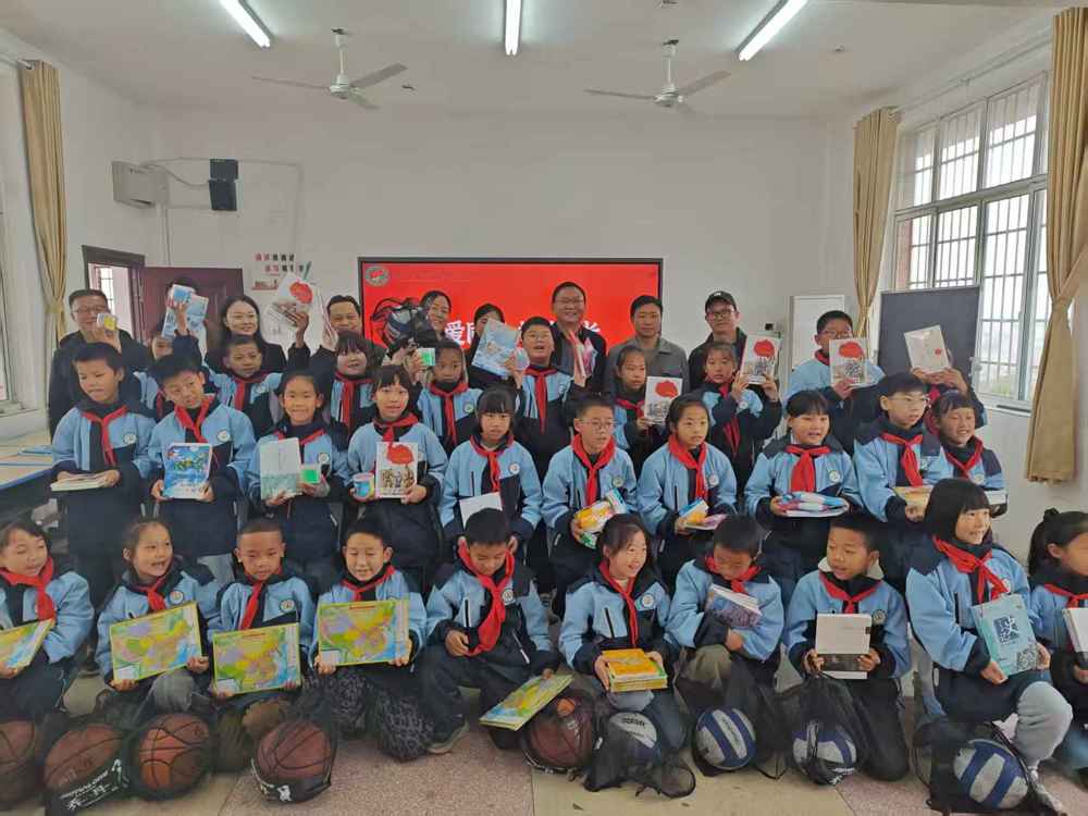 1210【手牵手结对共建】民盟常德职院总支与民盟武陵区基层委员会联合开展爱心捐赠活动