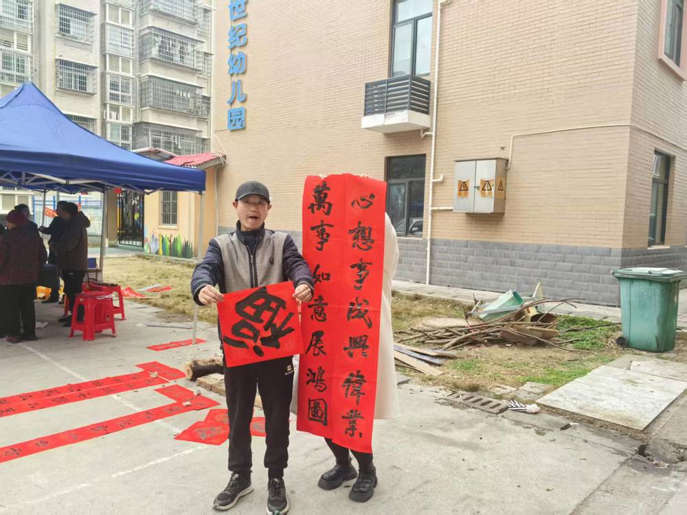 2025年1月24日，常德民盟书画院执行院长易凭带领盟员书法家们为社区居民新春送“福”