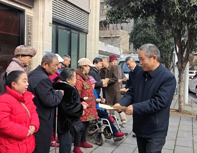 2梁平一行集中慰问困难群众