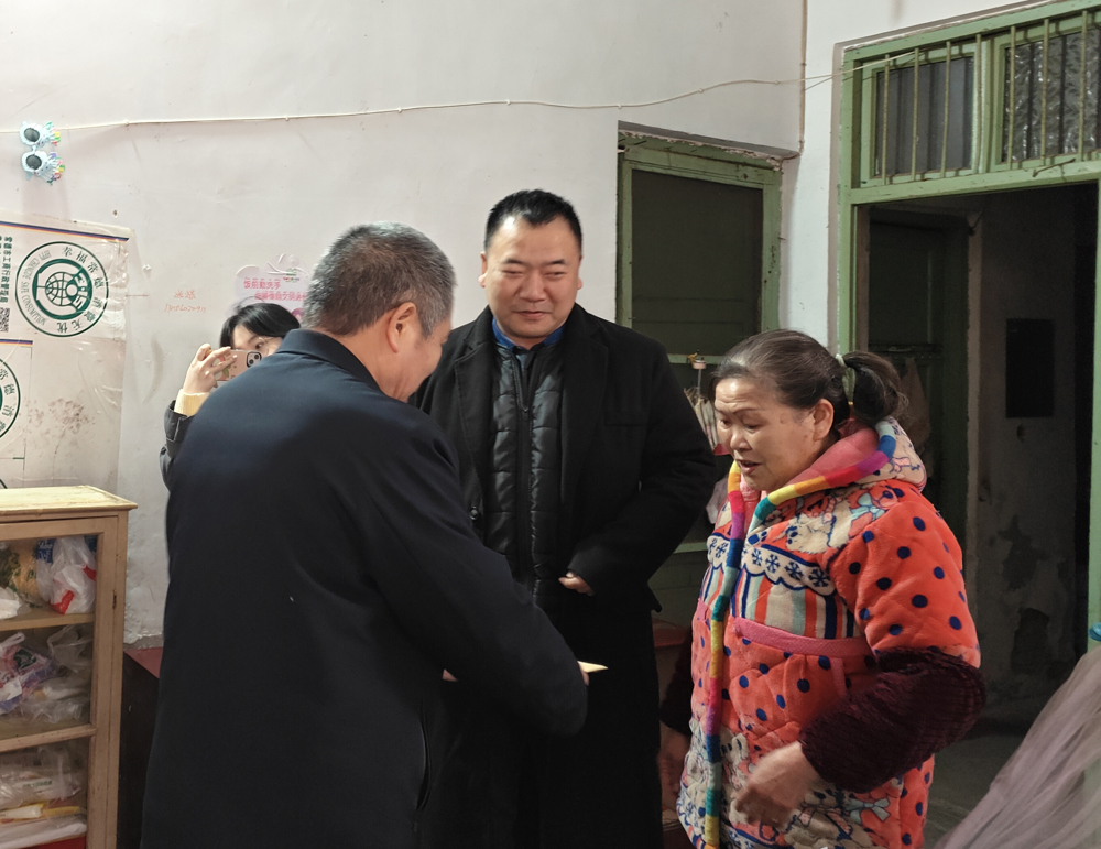 3梁平一行上门走访特别贫困户1