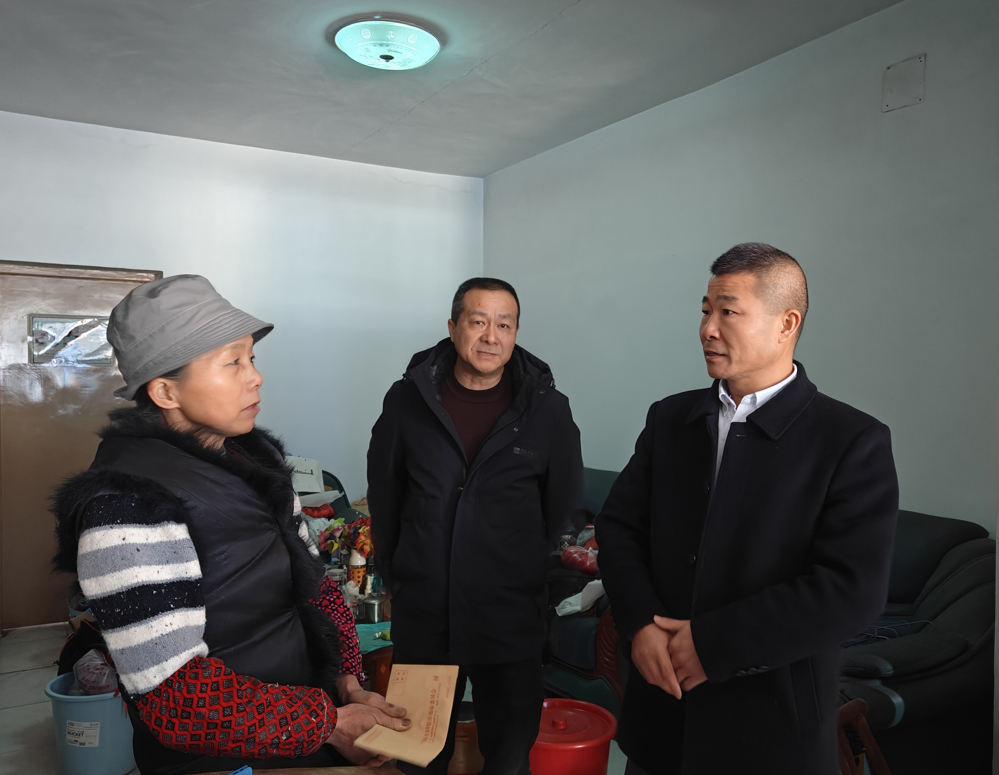 4梁平一行上门走访特别贫困户2