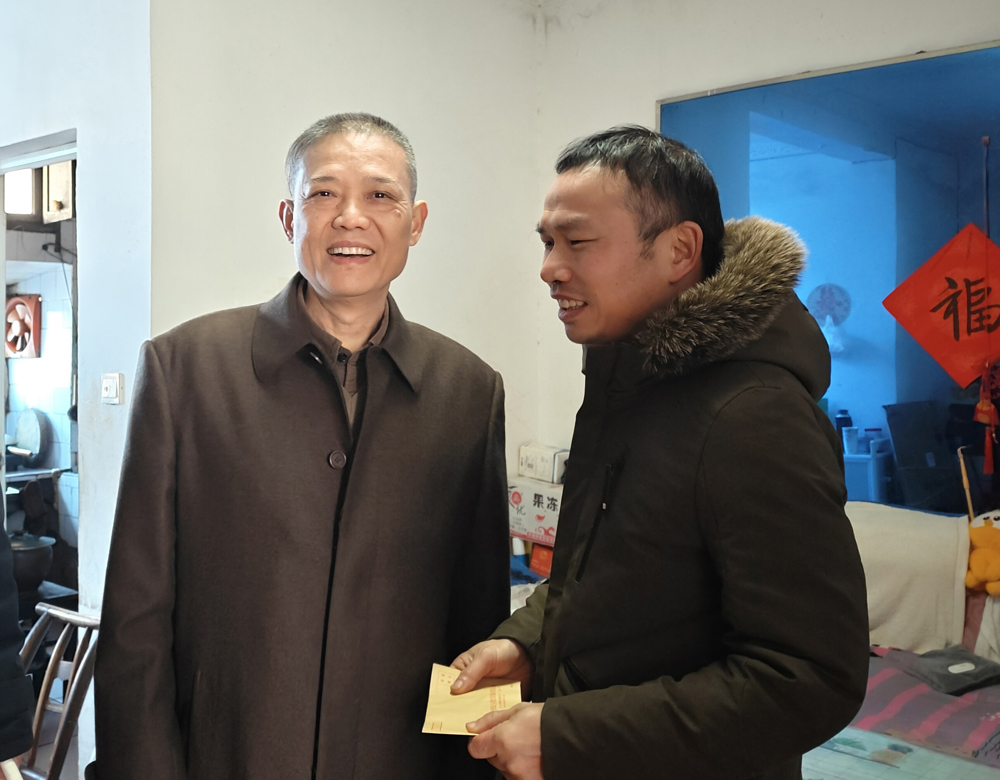 5梁平一行上门走访特别贫困户3