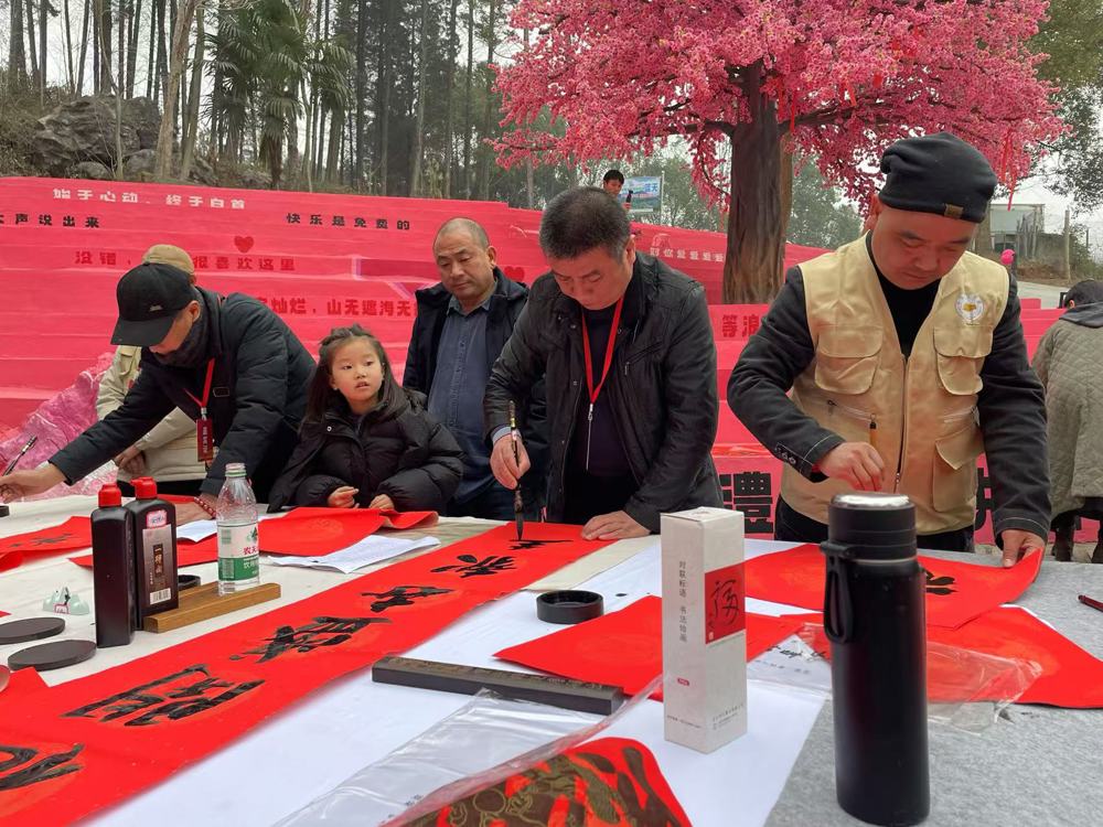 5盟员书画家现场创作春联1