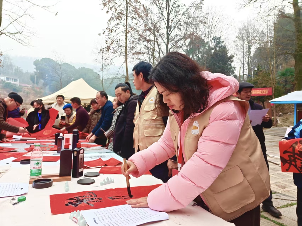 6盟员书画家现场创作春联2