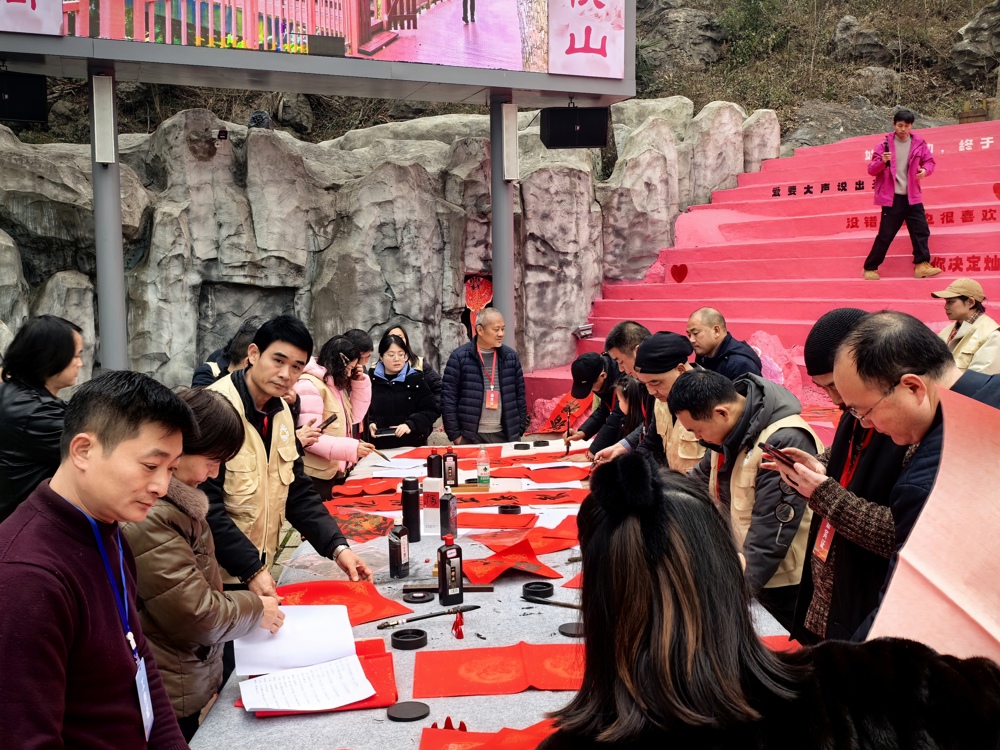 7盟员书画家现场创作春联3