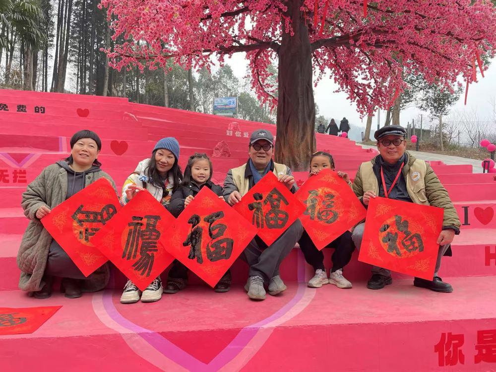 8盟员书画家与群众合影