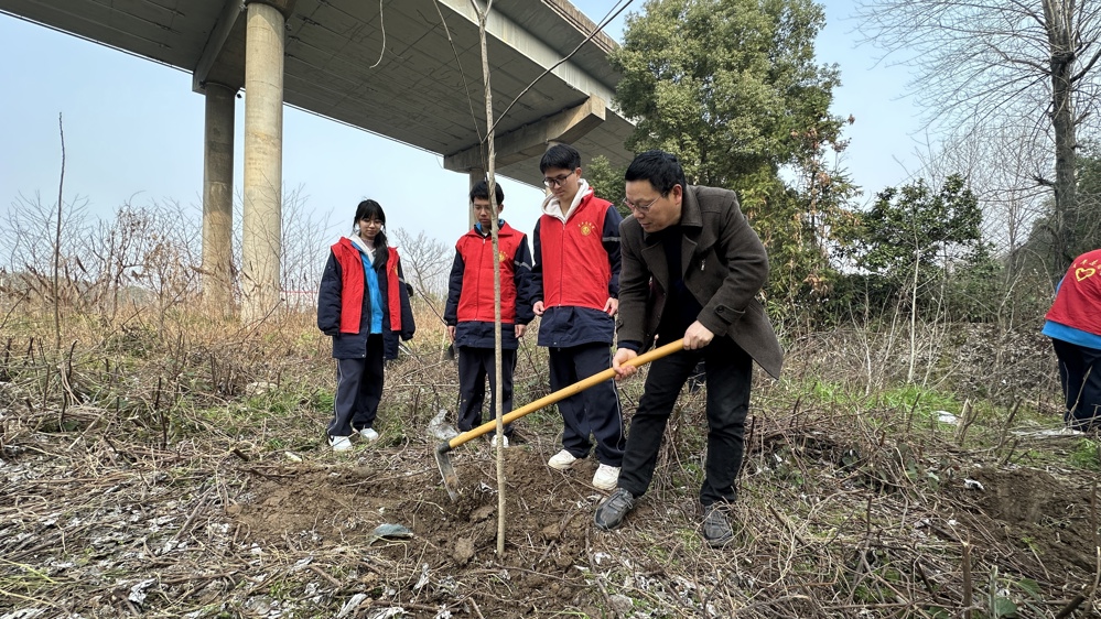 0313民盟常德市六中支部开展植树节志愿服务活动2