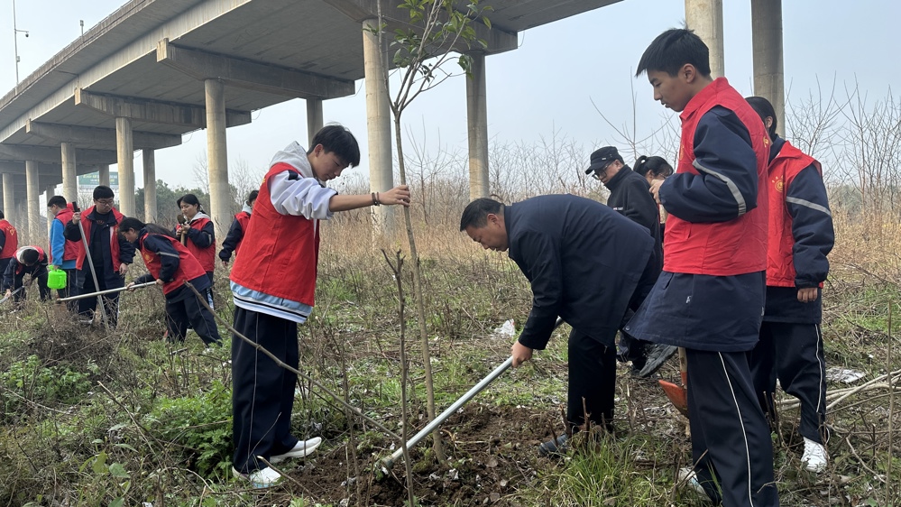 0313民盟常德市六中支部开展植树节志愿服务活动3