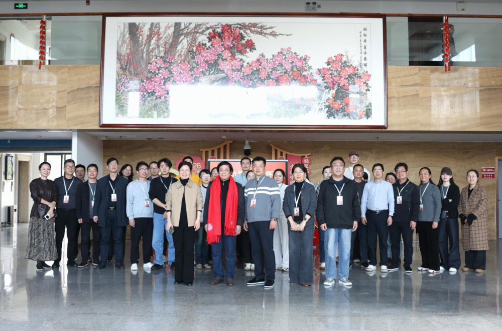 盟员黄志伟创作巨幅牡丹国画献礼母校