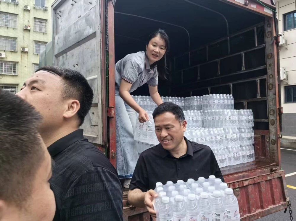 0526闻“汛”而动 民盟常德市委会驰援石门抗洪一线4