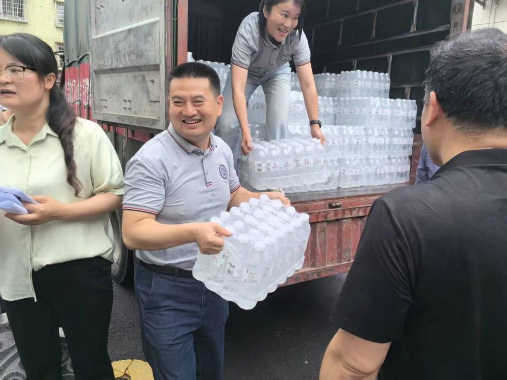 0526闻“汛”而动 民盟常德市委会驰援石门抗洪一线5