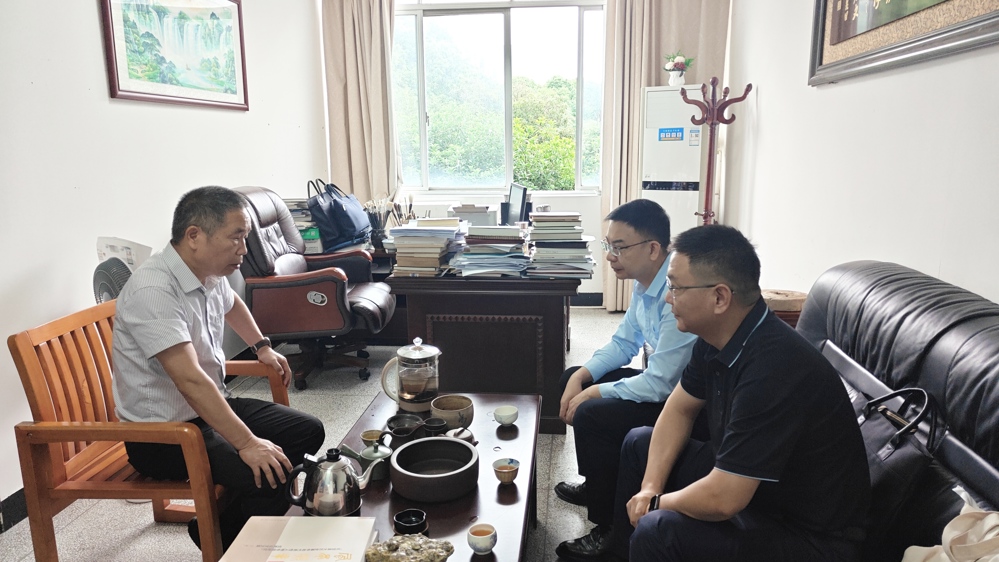 0529邓彬彬带队走访看望民盟常德市委会原主委 梁平