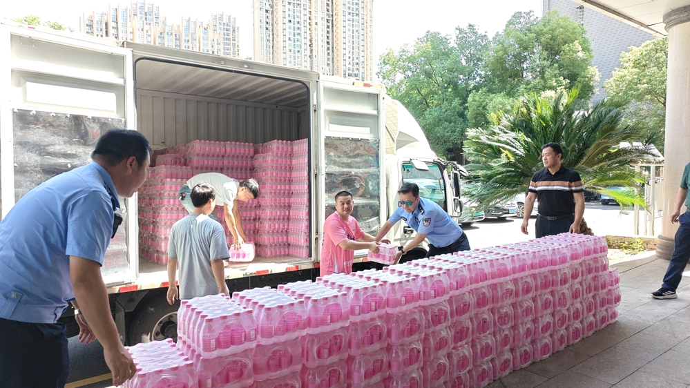 民盟常德市委会赴市交警四大队开展2026年“夏日送清凉 关怀沁人心”活动2